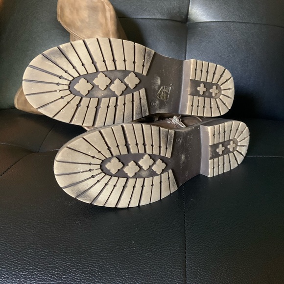 Boots - Picture 3 of 5